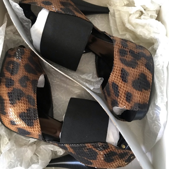 Vera Wang Leopard 🐆 Heels😍 - Picture 1 of 2